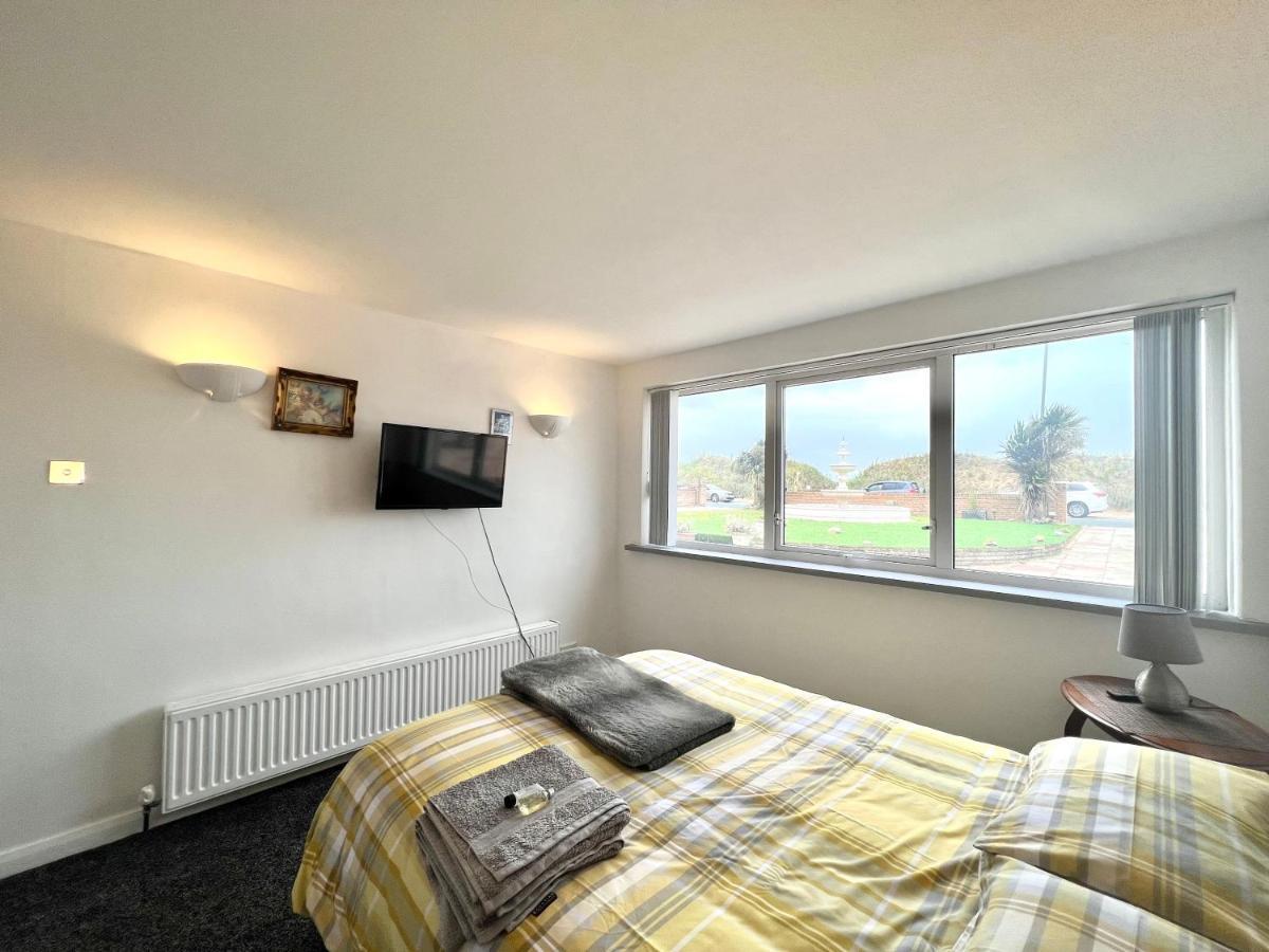 Beach Front Apartment With Free Parking, St Annes Lytham St Annes Eksteriør billede