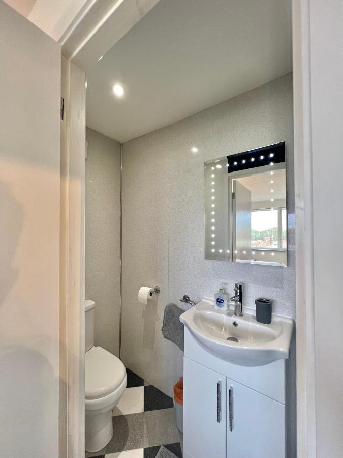 Beach Front Apartment With Free Parking, St Annes Lytham St Annes Eksteriør billede